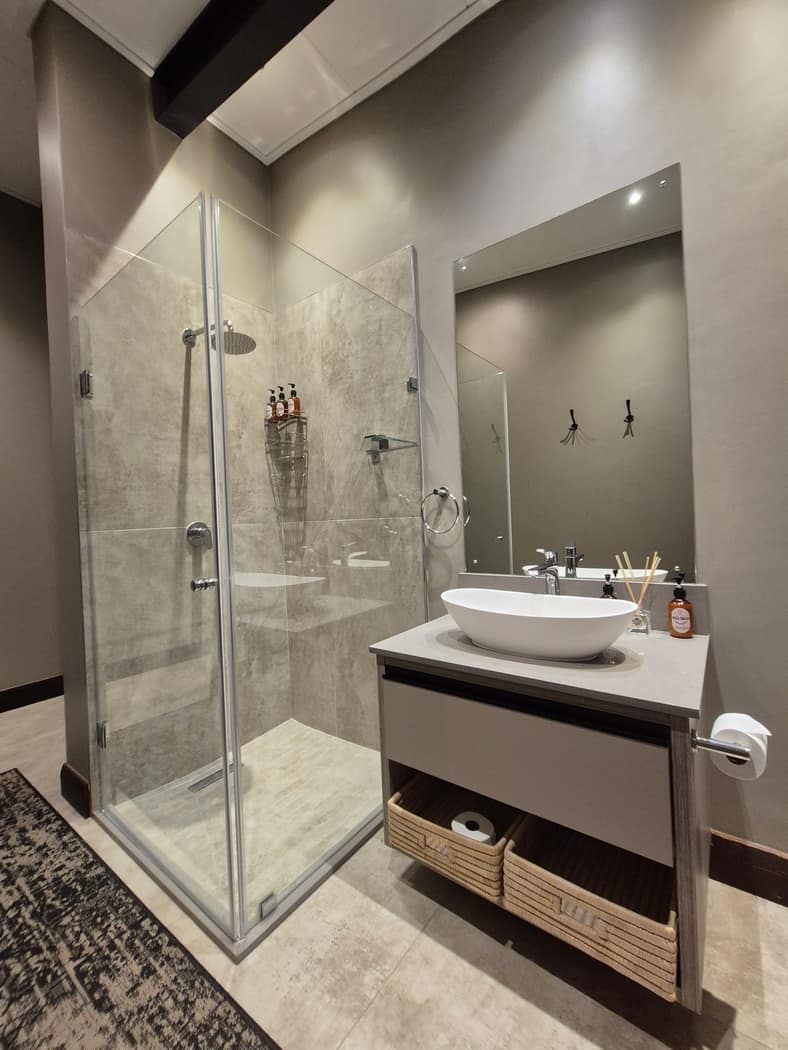 Baobab House Room 2 - en-suite bathroom